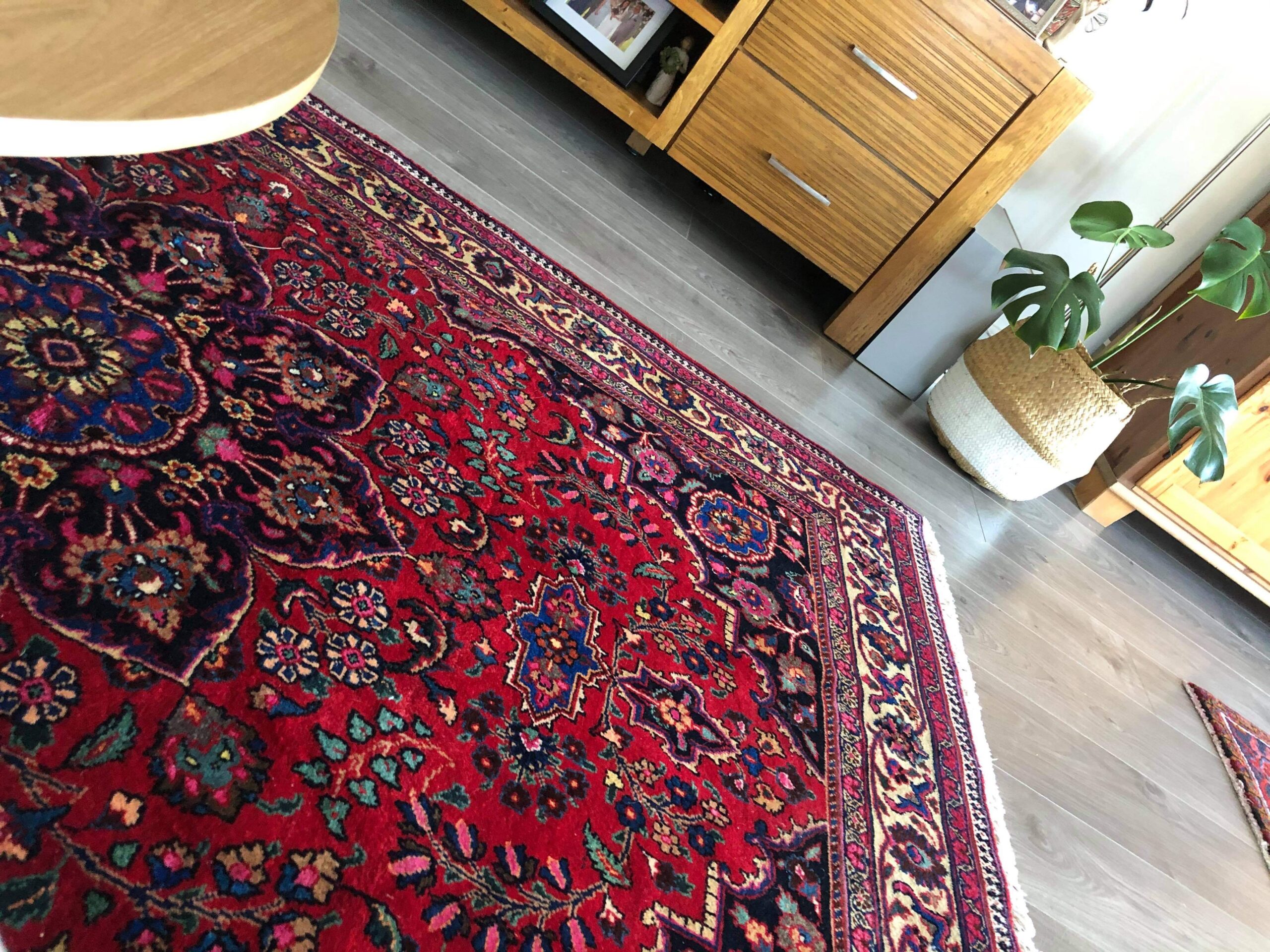 Expert Tips to Identify Authentic Persian Rugs with Confidence 2 Image of the back of a Persian rug, with close-up view of the asymmetrical knots in the weave. Asymmetrical knots are a key characteristic of handmade Persian rugs, while machine-made rugs feature symmetrical knots that are uniform in size and shape. By examining the knots on the back of a Persian rug, you can determine whether it is authentic and hand-crafted, or machine-made.